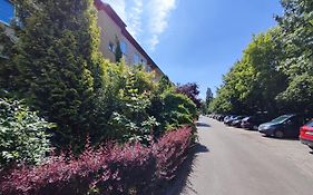 Urokliwy Azyl w Mieście: Komfort i Spokój, Projektor i HI-FI, 6 Minut Kolejką do Centrum.